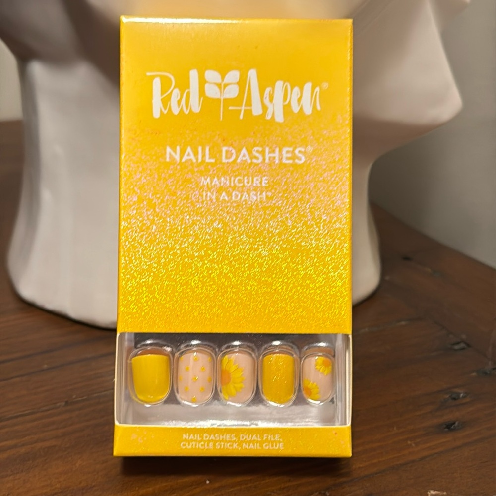 RED ASPEN Sierra sunflower bouquet Nail Dashes Pop On Short Square
